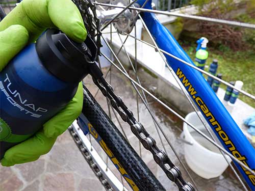 applicazione dell'olio TUNAP SPORTS sulla catena